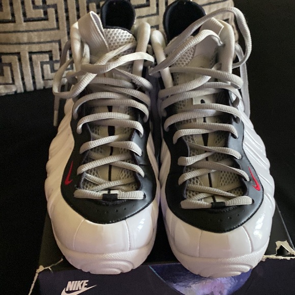 The Air Foamposite Pro 'Chrome White' delivers a neutral take on the retro - Picture 2 of 4